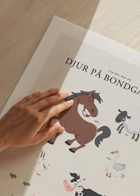 Illustrerade bondgårdsdjur i milda färger på ljus bakgrund-5