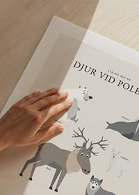 Illustrerade polar­djur på ljus bakgrund med text-9