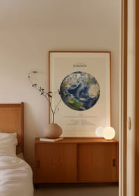 Illustrerad jordglob med fakta och namnet Tellus på vit bakgrund-4