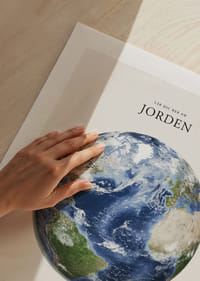 Illustrerad jordglob med fakta och namnet Tellus på vit bakgrund-5