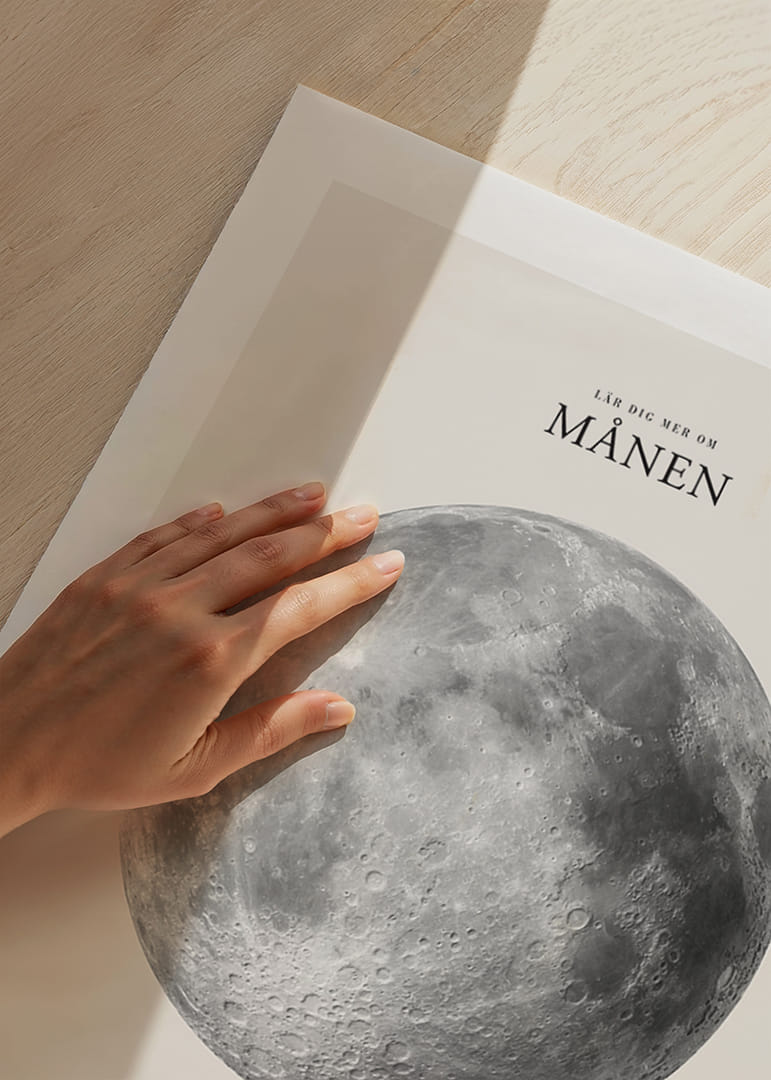 Detaljerad illustration av månen i svartvitt med faktatext-12