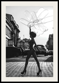 Schwarz-weiße Silhouette einer Frau mit Luftballons im städtischen Umfeld-2