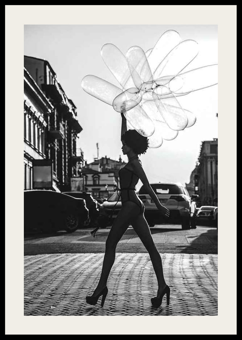 Schwarz-weiße Silhouette einer Frau mit Luftballons im städtischen Umfeld-12