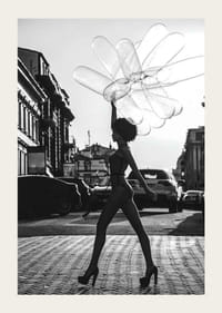 Schwarz-weiße Silhouette einer Frau mit Luftballons im städtischen Umfeld-3