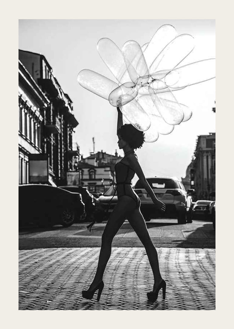 Schwarz-weiße Silhouette einer Frau mit Luftballons im städtischen Umfeld-12