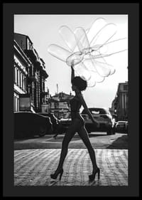 Schwarz-weiße Silhouette einer Frau mit Luftballons im städtischen Umfeld-4