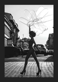Schwarz-weiße Silhouette einer Frau mit Luftballons im städtischen Umfeld-5