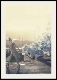 Fotografi av kvinne i grå kjole med blå ballonger på gaten-2