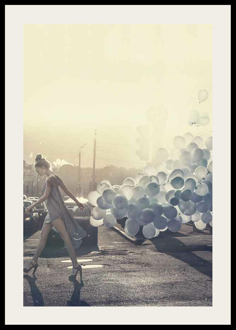 Fotografi av kvinne i grå kjole med blå ballonger på gaten-12