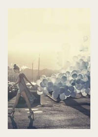 Fotografi av kvinne i grå kjole med blå ballonger på gaten-3