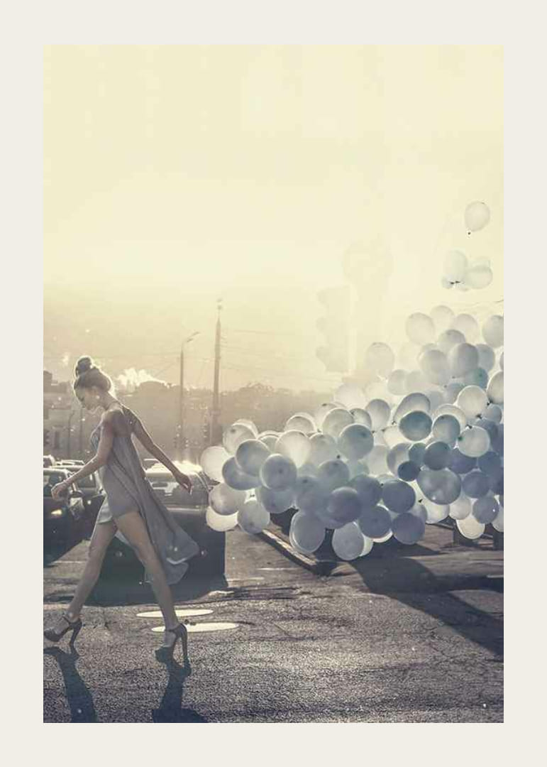 Fotografi av kvinne i grå kjole med blå ballonger på gaten-12