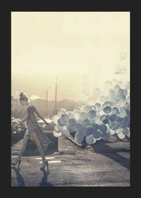 Fotografi av kvinne i grå kjole med blå ballonger på gaten-5