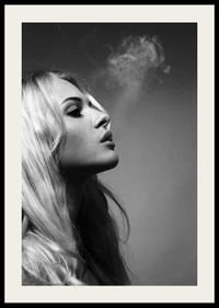 Portrait noir et blanc d'une jeune femme aux cheveux blonds et à la fumée-2