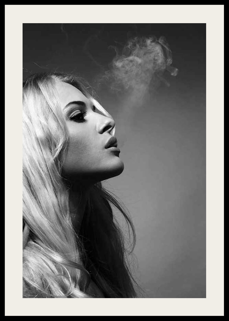 Portrait noir et blanc d'une jeune femme aux cheveux blonds et à la fumée-12