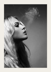 Portrait noir et blanc d'une jeune femme aux cheveux blonds et à la fumée-3