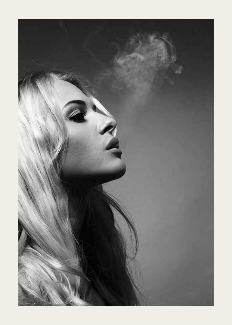Portrait noir et blanc d'une jeune femme aux cheveux blonds et à la fumée-12