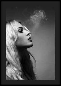 Portrait noir et blanc d'une jeune femme aux cheveux blonds et à la fumée-4