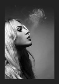 Portrait noir et blanc d'une jeune femme aux cheveux blonds et à la fumée-5