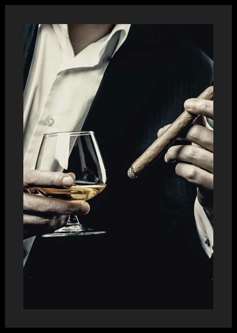Primer plano de un hombre de traje con copa de coñac y cigarro-12