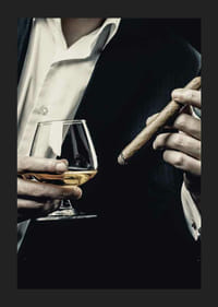 Primer plano de un hombre de traje con copa de coñac y cigarro-1