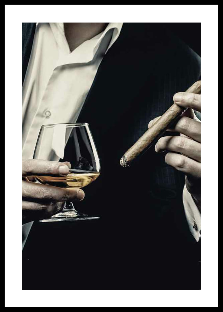 Primer plano de un hombre de traje con copa de coñac y cigarro-12