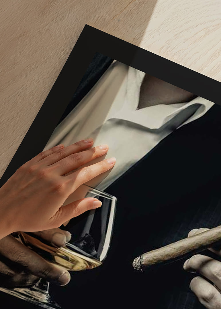 Primer plano de un hombre de traje con copa de coñac y cigarro-12