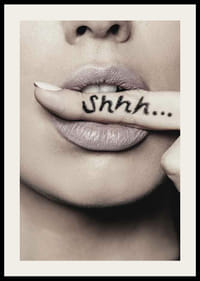 Close-up van de lippen van een vrouw met haar vinger in focus, de tekst Shhh...-2