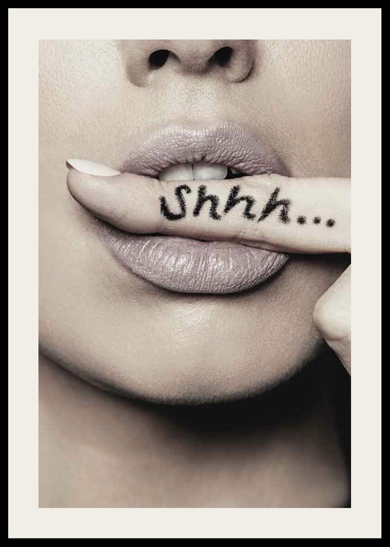 Close-up van de lippen van een vrouw met haar vinger in focus, de tekst Shhh...-12