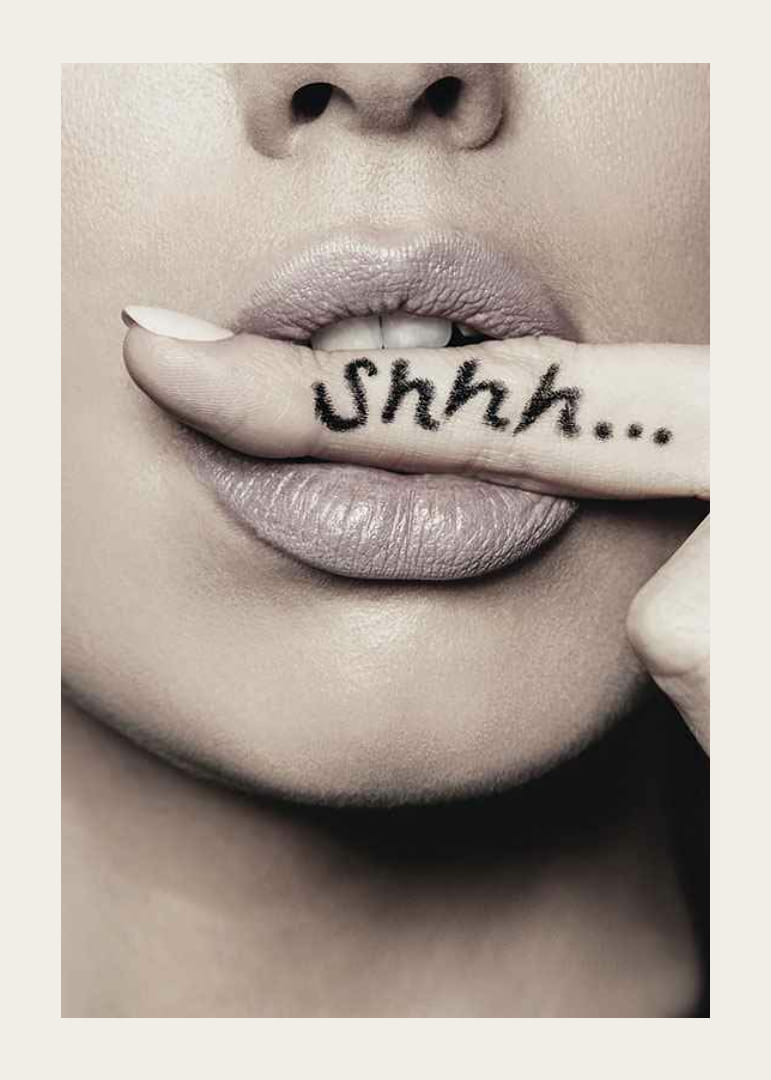 Close-up van de lippen van een vrouw met haar vinger in focus, de tekst Shhh...-12