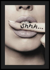 Close-up van de lippen van een vrouw met haar vinger in focus, de tekst Shhh...-4