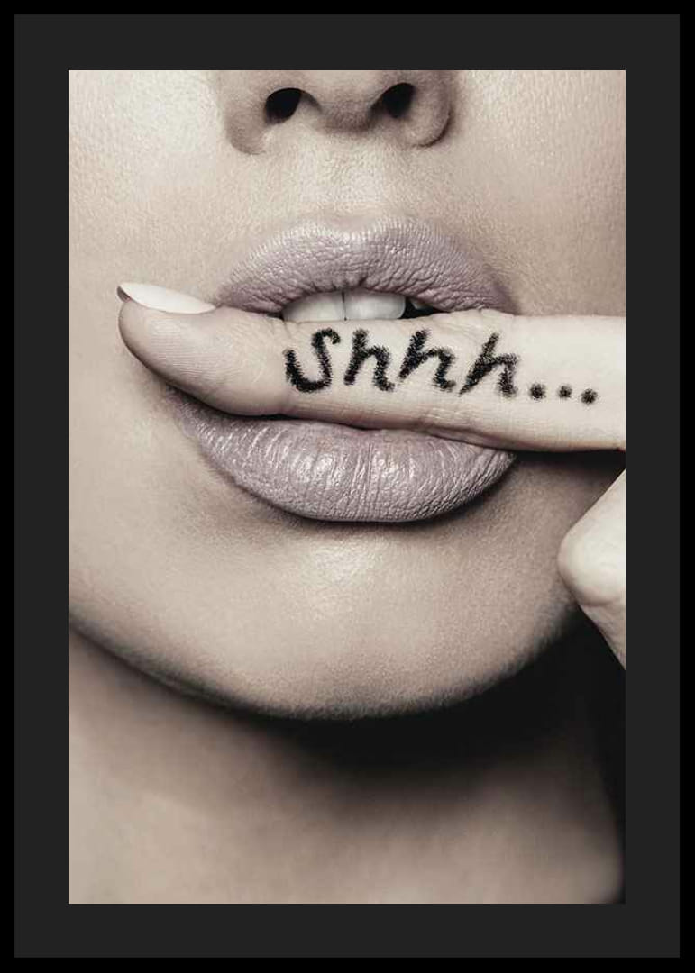 Close-up van de lippen van een vrouw met haar vinger in focus, de tekst Shhh...-12