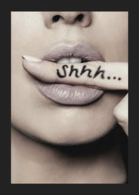 Close-up van de lippen van een vrouw met haar vinger in focus, de tekst Shhh...-5