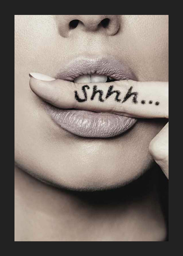 Close-up van de lippen van een vrouw met haar vinger in focus, de tekst Shhh...-12
