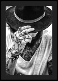 Svartvit närbild av tatuerad man med hatt och smycken-4