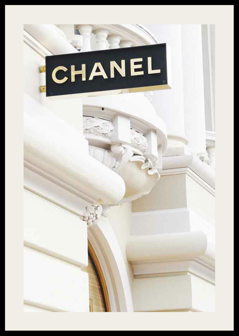 Fotografia dell'insegna Chanel contro la luminosa facciata classica-12