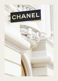 Fotografia dell'insegna Chanel contro la luminosa facciata classica-3