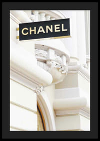 Fotografia dell'insegna Chanel contro la luminosa facciata classica-4