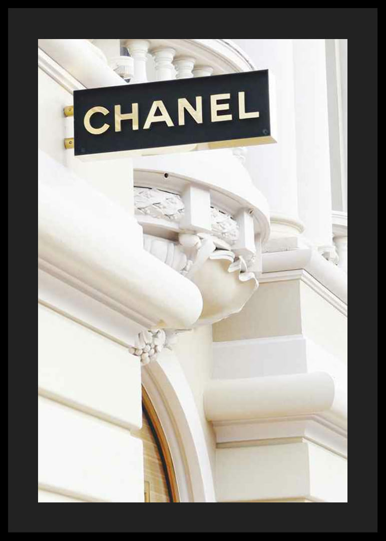 Fotografia dell'insegna Chanel contro la luminosa facciata classica-12