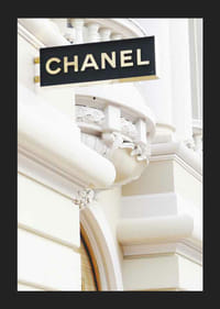 Fotografia dell'insegna Chanel contro la luminosa facciata classica-5