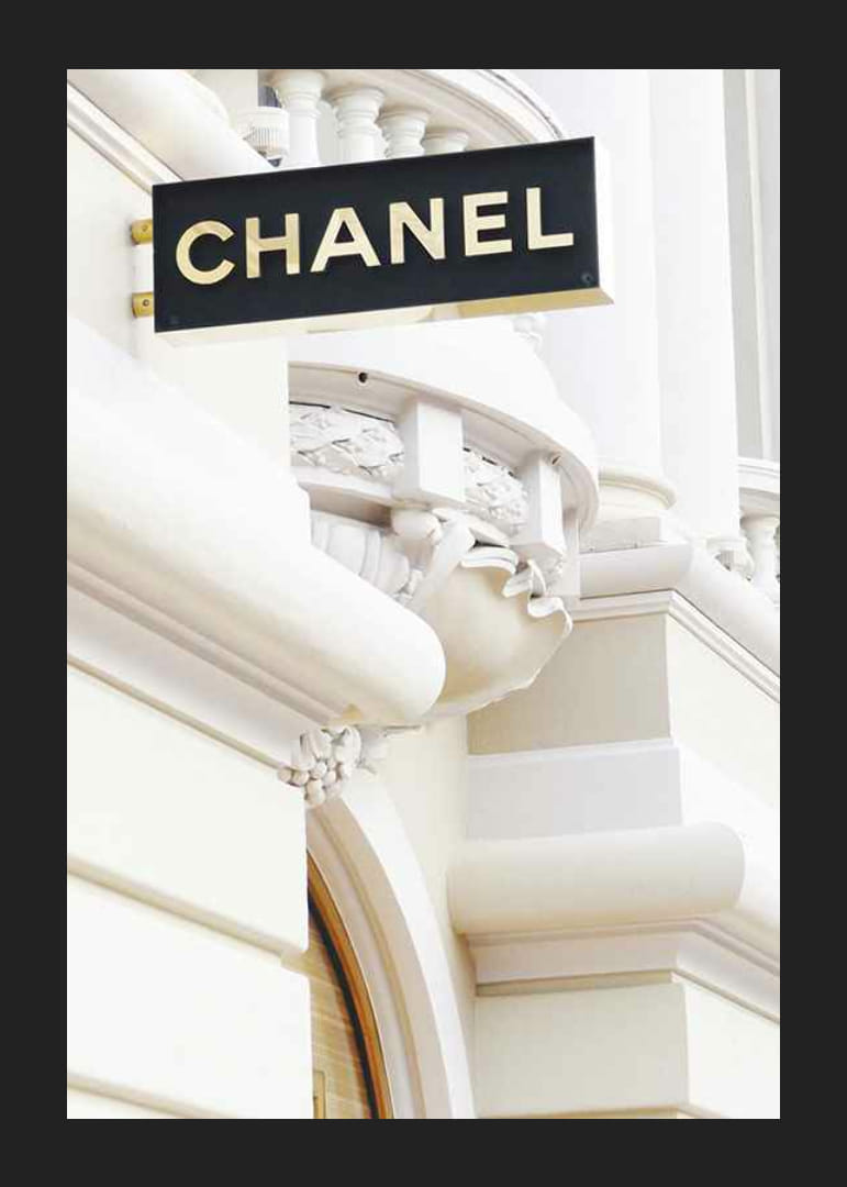 Fotografia dell'insegna Chanel contro la luminosa facciata classica-12