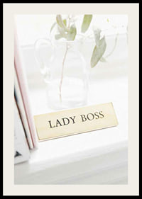 Fotografi av guldfärgad skylt med texten LADY BOSS-2