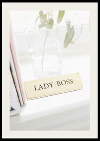 Zdjęcie złotego szyldu z napisem LADY BOSS-2