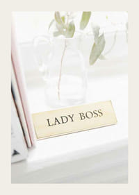 Zdjęcie złotego szyldu z napisem LADY BOSS-3