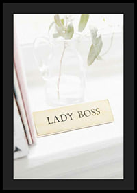 Fotografi av guldfärgad skylt med texten LADY BOSS-4