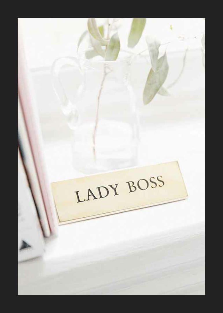 Zdjęcie złotego szyldu z napisem LADY BOSS-12