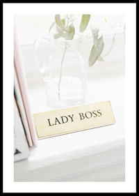 Fotografi av guldfärgad skylt med texten LADY BOSS-0