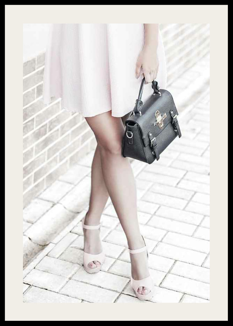 Fotografia di una donna in abito rosa con borsa nera-12