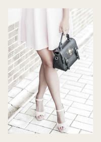 Fotografia di una donna in abito rosa con borsa nera-3