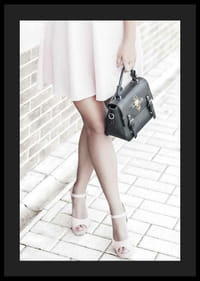 Fotografia di una donna in abito rosa con borsa nera-4