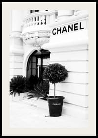 Svartvitt foto av Chanelbutikens entré och fasad-2